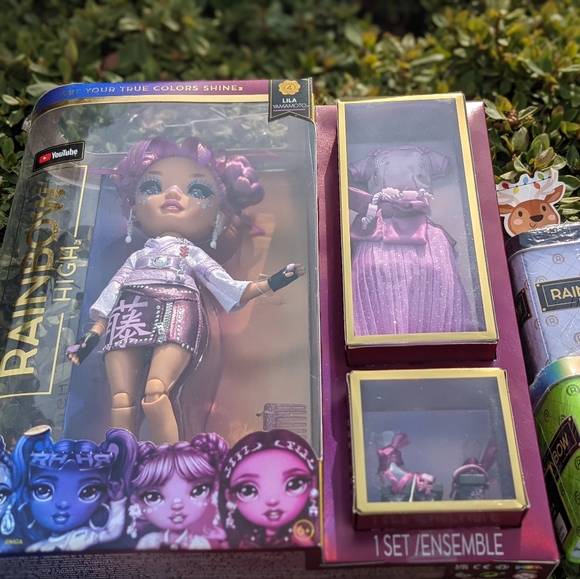 Rainbow High Lila Yamamoto Fashion Doll w/ 2 Designer Outfits + 2 BONUS Tins - Picture 5 of 13